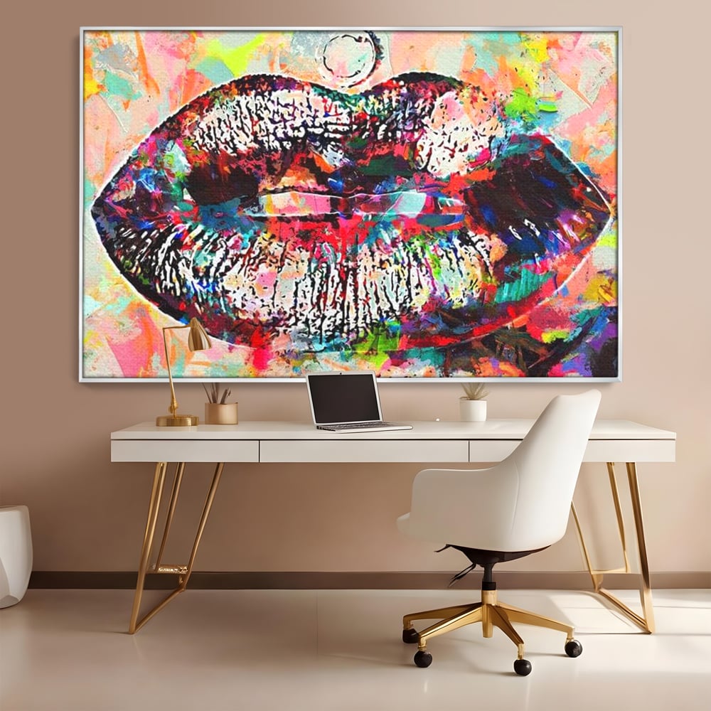 Tablou canvas cu tablou canvas cu buze pop art, in rama de aluminiu argintiu, pe perete intr-un birou
